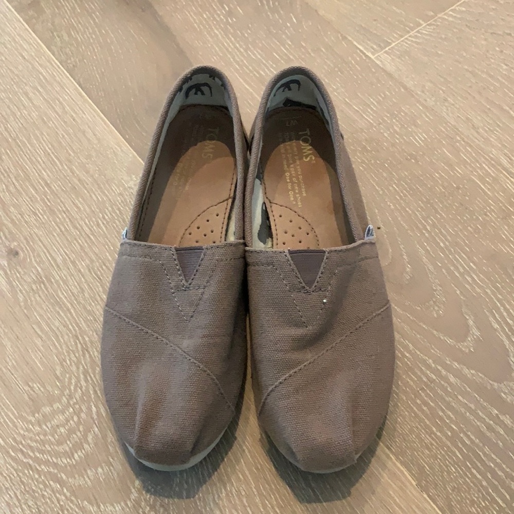 TOMS classic canvas “ash” colored shoes
